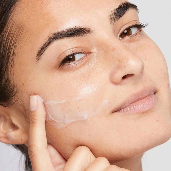 Dermalogica Active Moist 50 ml fugtgivende dagcreme påføres som en let hvid tekstur på kinden.