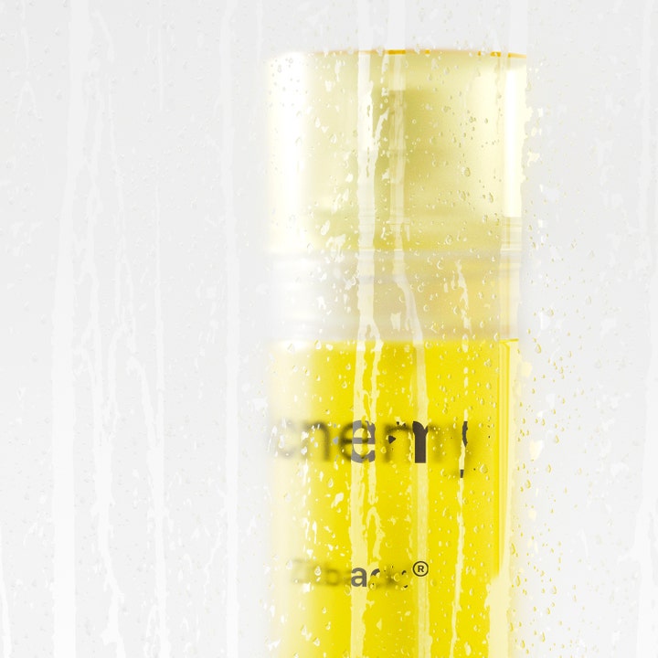 Niche Beauty Lab Acnemy Zitback 80 ml modvirker urenheder på kroppen vist som gul sprayflaske bag vanddråber