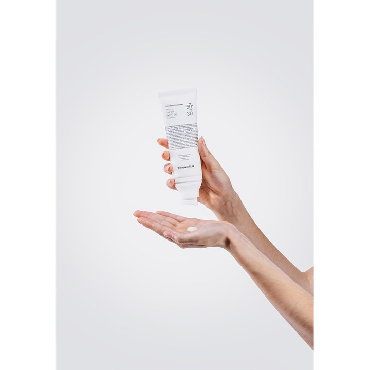 Niche Beauty Lab Transparent Lab Lightweight Sunscreen SPF50+ 100 ml solcreme med let hvid tekstur i en håndflade