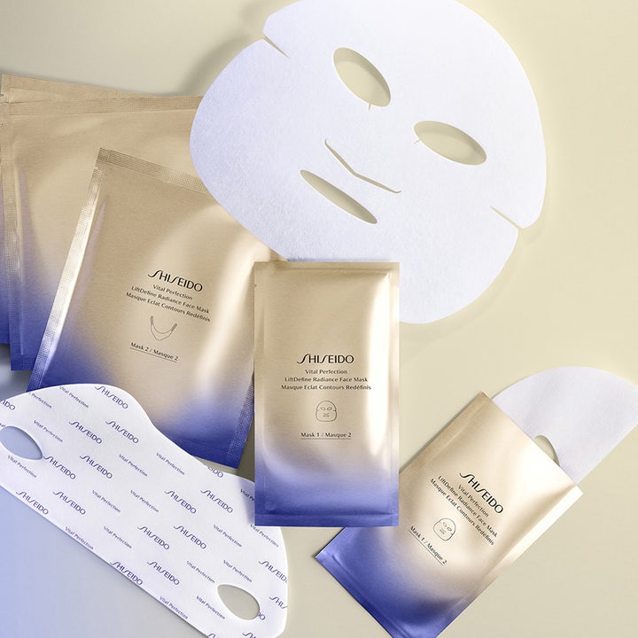 Shiseido Vital Perfection LiftDefine Radiance Face Mask 10 g opstrammende sheet mask i guldbreve med hvide masker.
