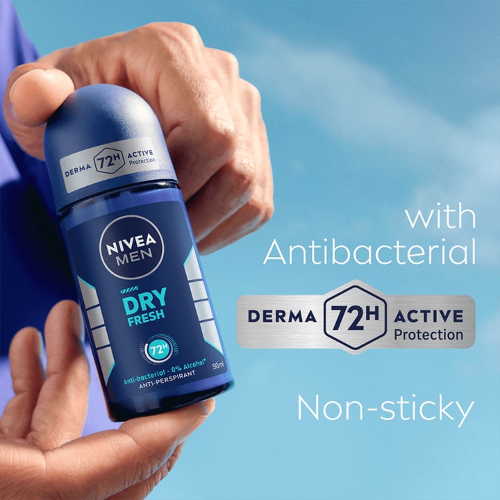 NIVEA MEN Dry Fresh 50 ml roll-on giver 72 timers beskyttelse. En hånd holder den blå flaske med teksten Non-sticky.