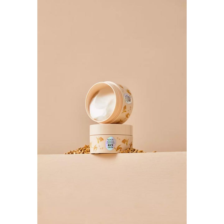 SOQU Rice Cream 70 ml fugtgivende ansigtscreme viser blød hvid tekstur i beige krukke med risillustrationer.