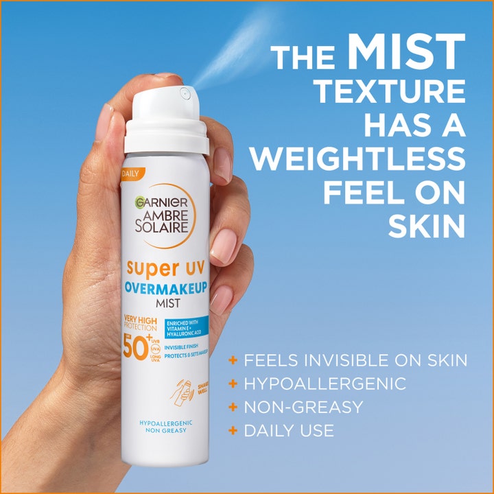 Garnier Ambre Solaire Super UV Over Makeup Mist 75 ml SPF50 solspray med hyaluronsyre der sprayes mod en blå himmel