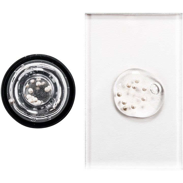 Avant Skincare Sublime Peony & White Caviar 30 ml serum viser en klar geltekstur med hvide glødgivende perler