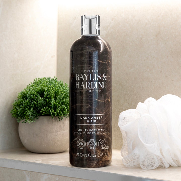 Baylis & Harding Elements Body Wash 500 ml vegansk kropsvask i mørk marmoreret flaske i badeværelsesmiljø