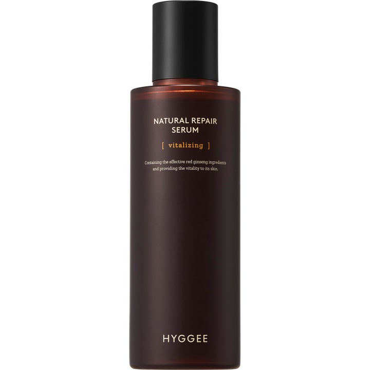 Hyggee Natural Repair Serum vitaliserende ansigtsserum med rød ginseng i en mørkebrun flaske med sort låg