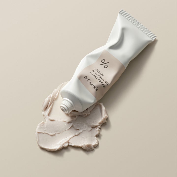 Dr. Ceuracle Vegan Aquarizing Hand Cream 50 ml fugtgivende håndcreme med synlig cremet konsistens i hvid tube