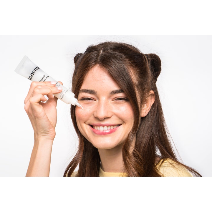 Niche Beauty Lab Acnemy Zitpeel 40 ml peeling med AHA og PHA mod urenheder påført af smilende kvinde