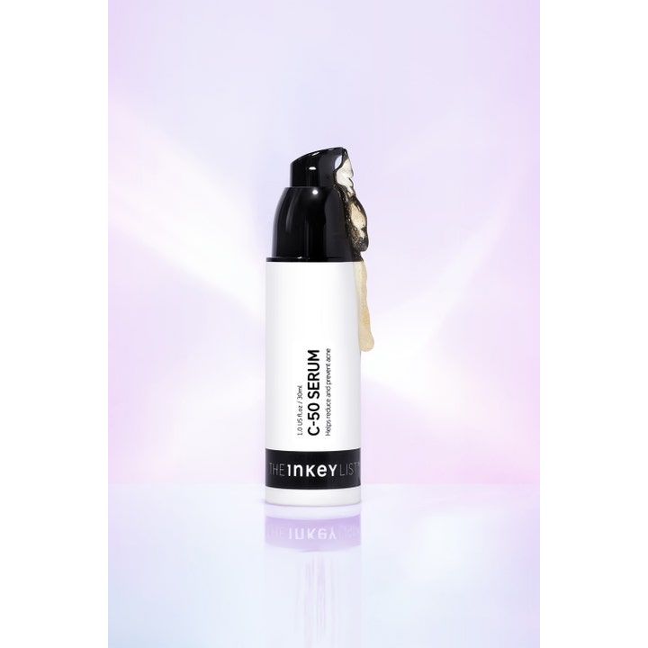 The INKEY List C-50 Serum 30 ml ansigtsserum mod urenheder med gennemsigtig geltekstur løbende ned ad flasken.