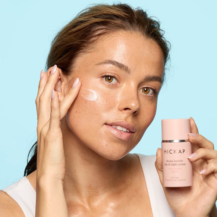 Hickap Dream Barrier Day & Night Cream 50 ml fugtgivende ansigtscreme påføres på huden fra en lyserød pumpeflaske