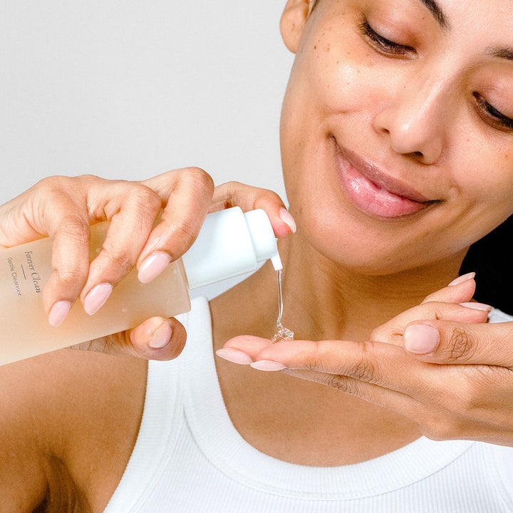 PÜR Forever Clean Gentle Cleanser 150 ml ansigtsrens i pumpeflaske der giver klar gel på en hånd