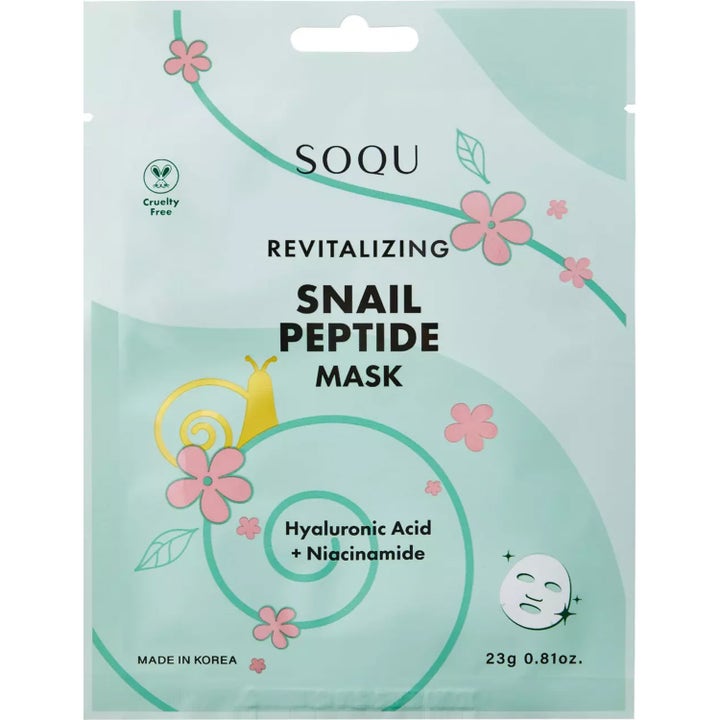 SOQU Revitalizing Snail Peptide Mask 23g ansigtsmaske der revitaliserer huden i lyseblå pose med blomster og en gul snegl.