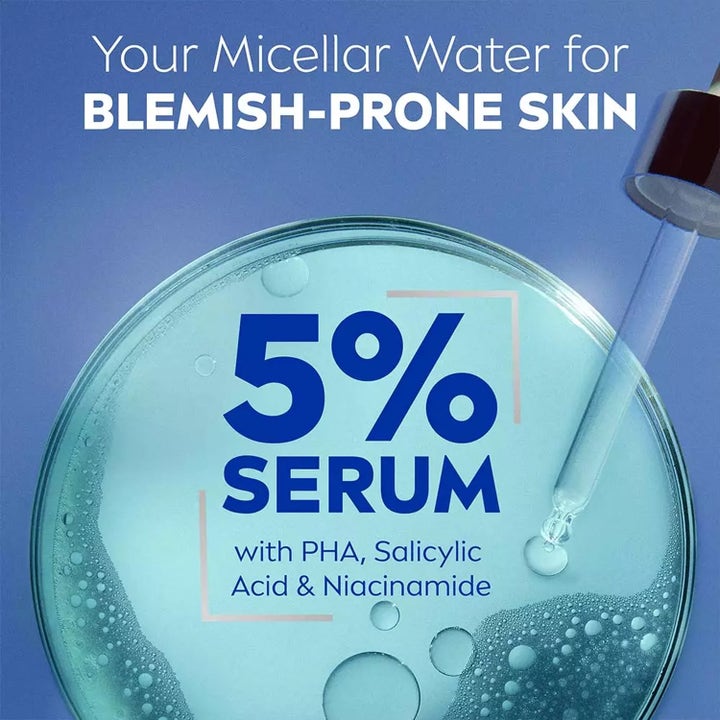 NIVEA Derma Skin Clear Micellar Water 400 ml mod uren hud med 5% serum, PHA og salicylsyre i en petriskål