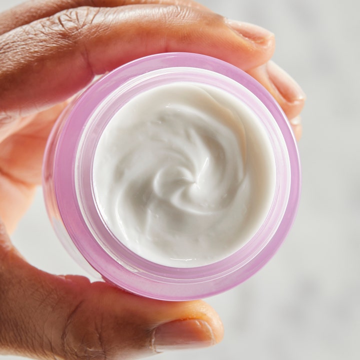 No7 Menopause Skincare Nourishing Overnight Cream 50 ml nærende natcreme med hvid cremet tekstur i en lyserød krukke