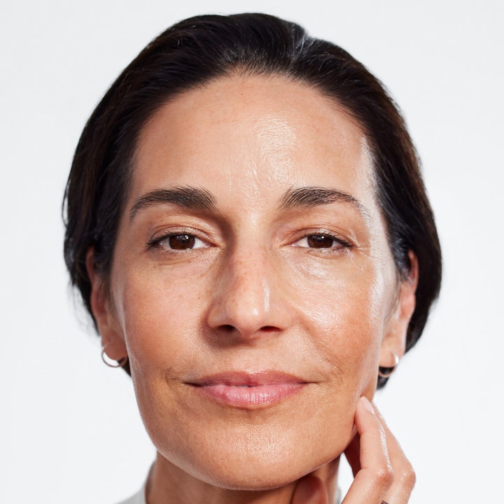 Clinique Smart Clinical Repair SPF30 50 ml solcreme til ansigtet giver fugt vist på kvinde med strålende hud.