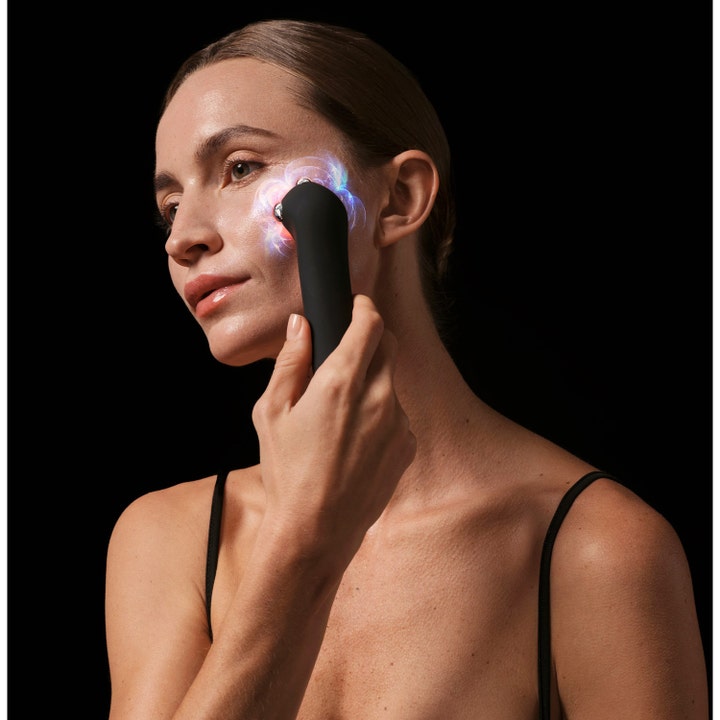 FAQ Swiss FAQ 402 Dual Microcurrent NIR LED Toning Device hudplejeenhed toner huden vist i brug med lyseffekter.