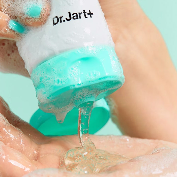 Dr.Jart+ Pore-remedy Renewing Foam Cleanser 150 ml ansigtsrens med klar gelétekstur der skummer i håndfladen.