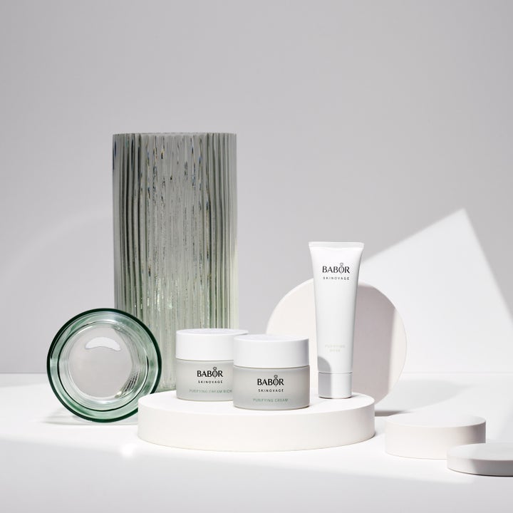 Babor Purifying Cream rich 50 ml plejende ansigtscreme vist i et elegant stilleben på hvide geometriske podier.