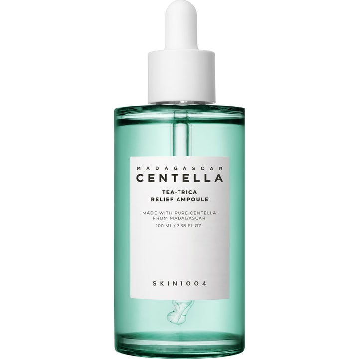 SKIN1004 Madagascar Centella Tea-Trica Relief Ampoule 100 ml beroligende ansigtsserum i grøn glasflaske med hvid pipette