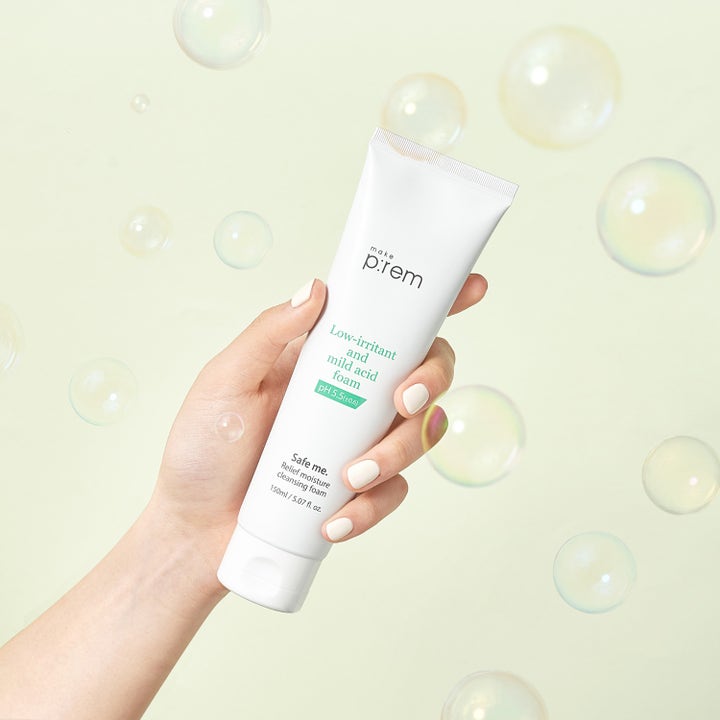 Make Prem Safe Me. Relief Moisture Cleansing Foam 150 ml fugtgivende mild ansigtsrens holdes i hånden mod sæbebobler.
