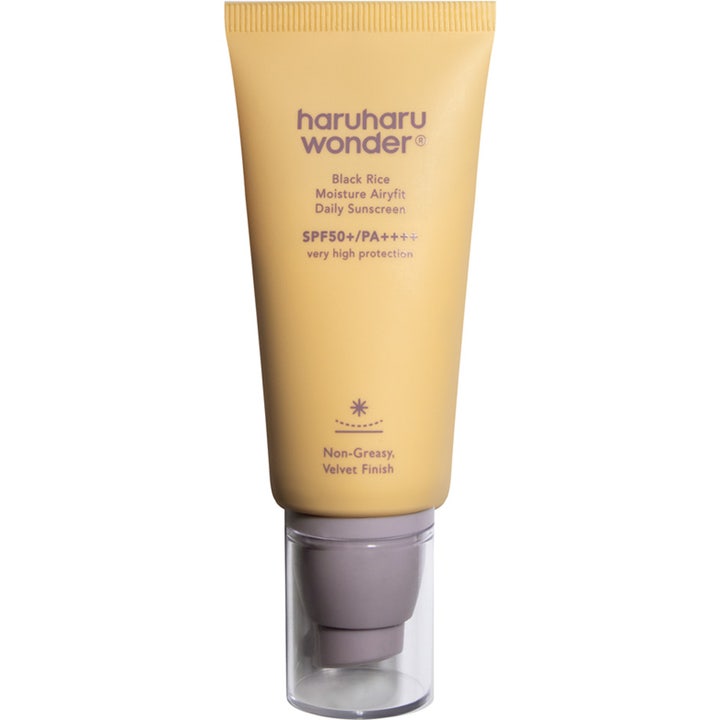 Haruharu Wonder Black Rice Moisture Airyfit Daily Sunscreen 50ml fugtgivende solcreme i gul tube med lilla pumpe