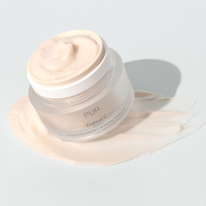 PÜR Tropical C Brightening Vitamin C 50 ml fugtgivende dagcreme med cremet ferskenfarvet tekstur der giver glød
