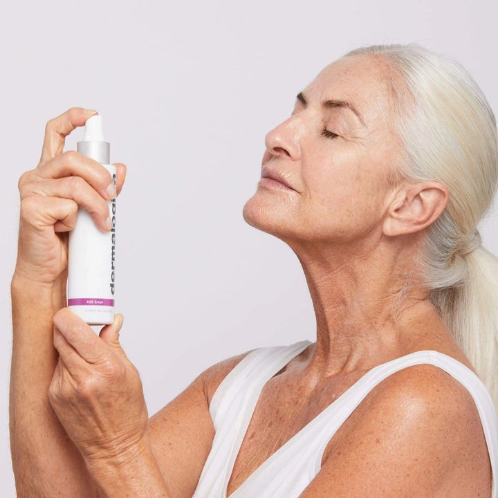 Dermalogica Antioxidant Hydramist 150 ml ansigtsspray der giver fugt sprayet af kvinde i en lifestyle-setting