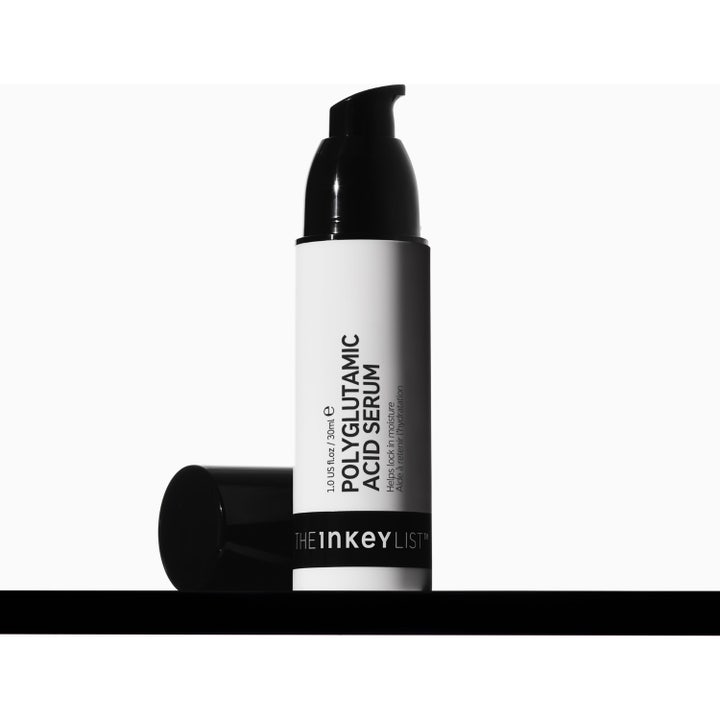 The INKEY List Polyglutamic Acid Serum 30 ml fugtgivende serum i hvid pumpeflaske og æske der binder fugt i huden