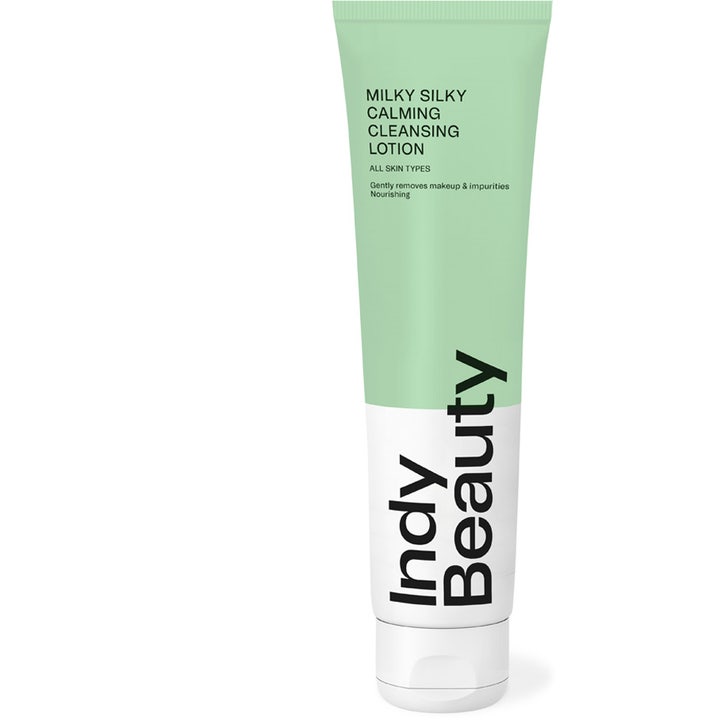 Indy Beauty Milky Silky Calming Cleansing Lotion beroligende ansigtsrens i en mintgrøn og hvid tube med sort tekst