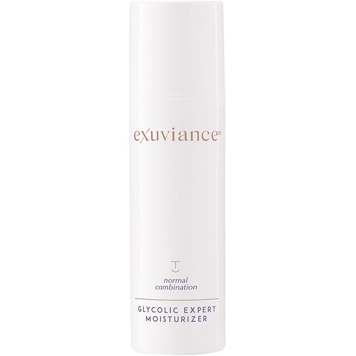 Exuviance Glycolic Expert Moisturizer eksfolierende ansigtscreme i en slank hvid pumpeflaske med rosa guld logo.