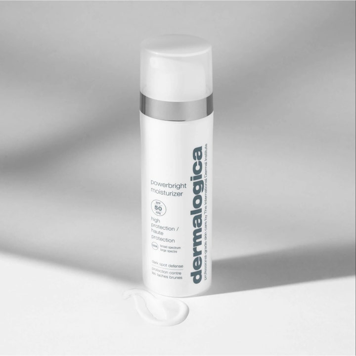 Dermalogica Powerbright Moisturizer SPF50 50 ml solcreme i hvid pumpeflaske med cremet hvid tekstur ved siden af
