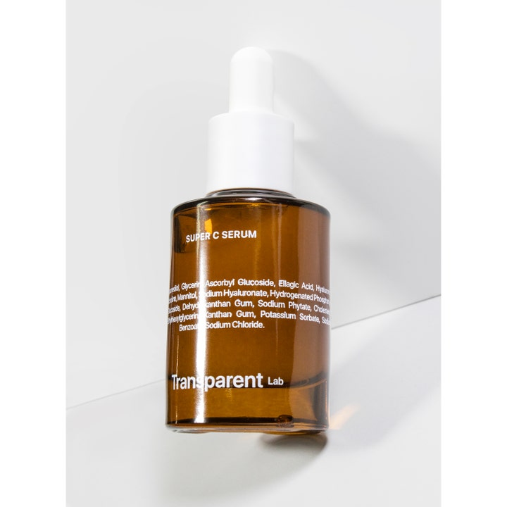 Niche Beauty Lab Transparent Lab Super C Serum 30 ml giver glød i en brun glasflaske med hvid pipette.