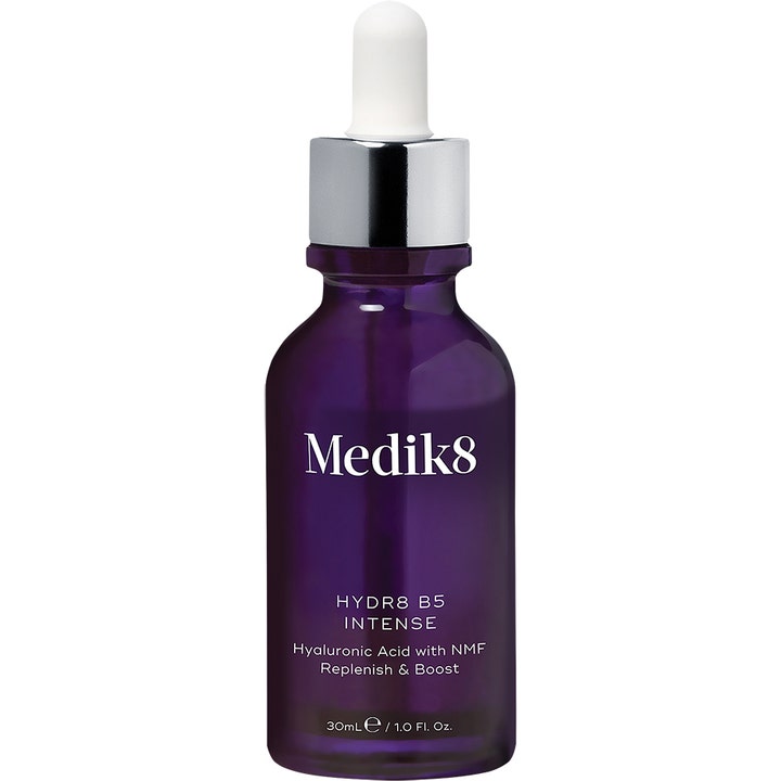 Medik8 Hydr8 B5 Intense 30 ml fugtgivende serum med hyaluronsyre i lilla glasflaske med sølvfarvet pipette