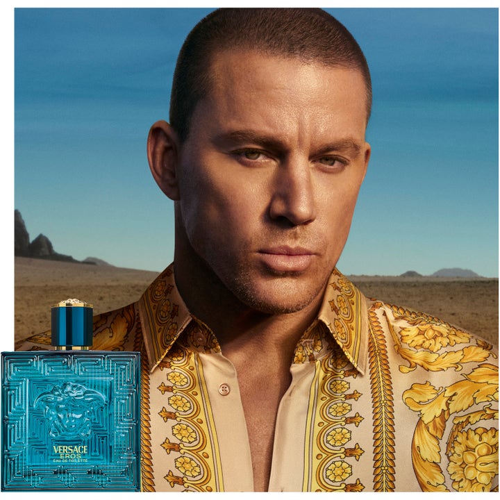 Versace Eros After Shave Balm 100 ml giver pleje vist med mand i mønstret guldskjorte i et ørkenlandskab.