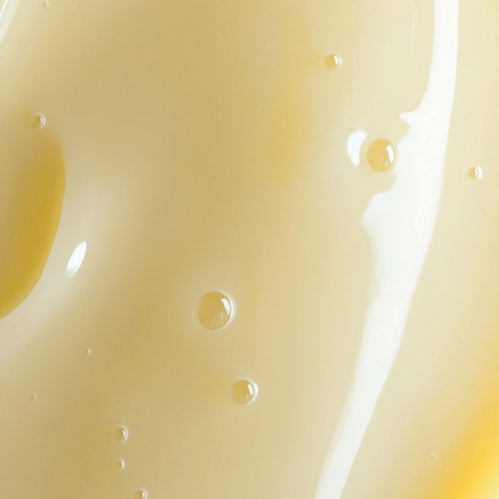 MANTLE The Lite Cream Cell-Energising NAD+ 50 ml dagcreme med en let og cremet lysegul tekstur med små luftbobler
