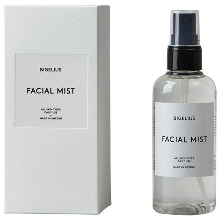 Bigelius Facial Mist forfriskende ansigtsspray til alle hudtyper i klar flaske med sort spraypumpe og hvid æske