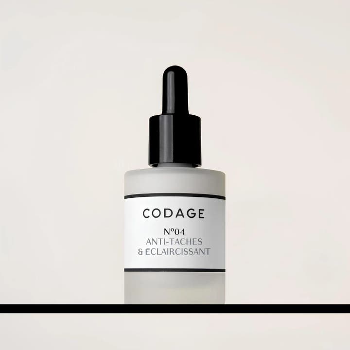 Codage Paris The Serum N°04 30 ml oplysende serum mod pigmentpletter i en frostet glasflaske med sort pipette