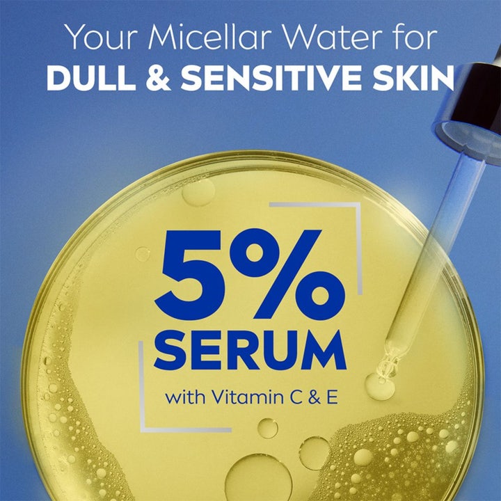 NIVEA Micellar Water Skin Radiance 400 ml ansigtsrens giver glød vist med smilende kvinde i sollys