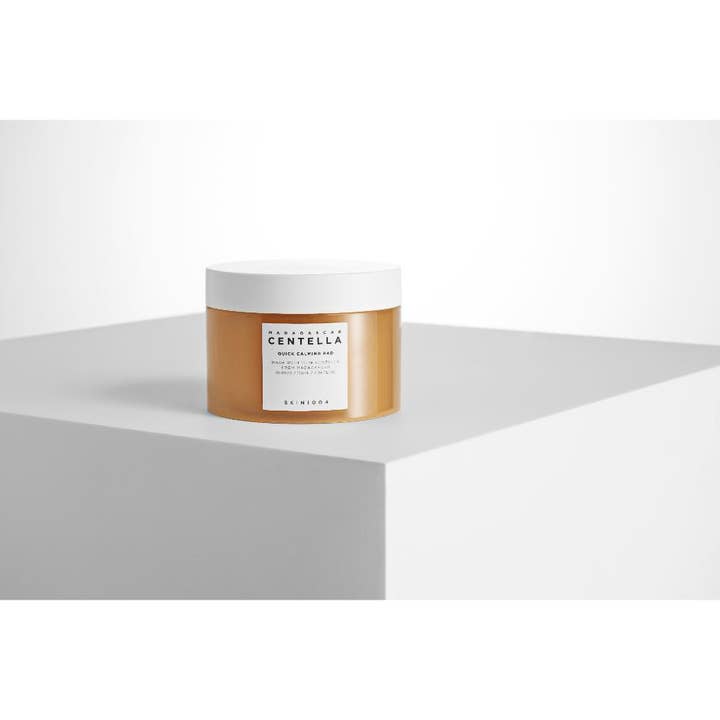 SKIN1004 Madagascar Centella Quick Calming Pad 130 ml beroligende pads i ravfarvet krukke med hvidt låg.