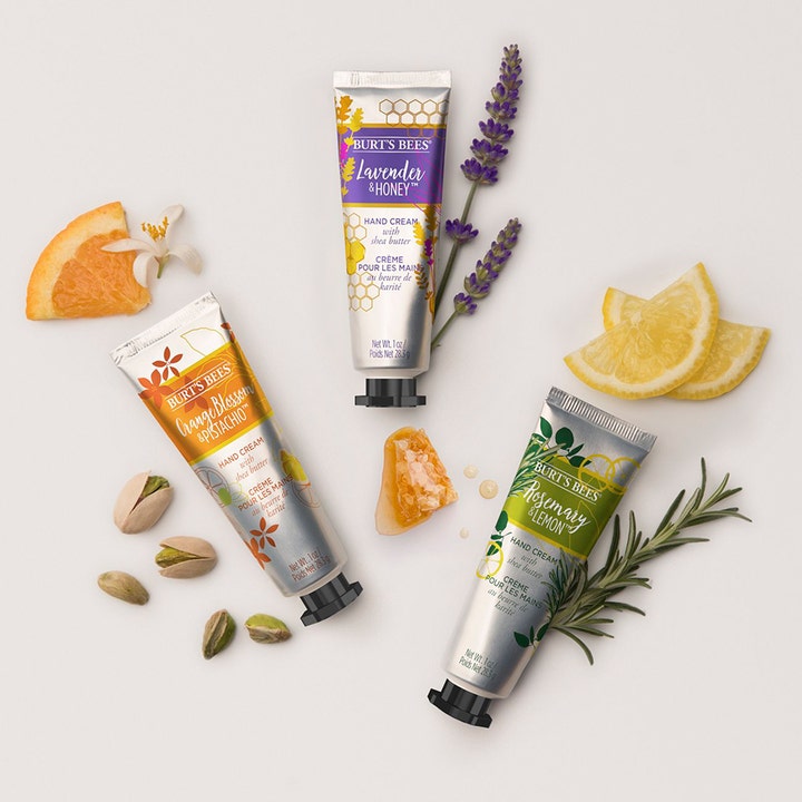 Burt's Bees Mini Handcream Lavender & Honey 28,3 g fugtgivende handcreme i tube vist med friske urter og honning
