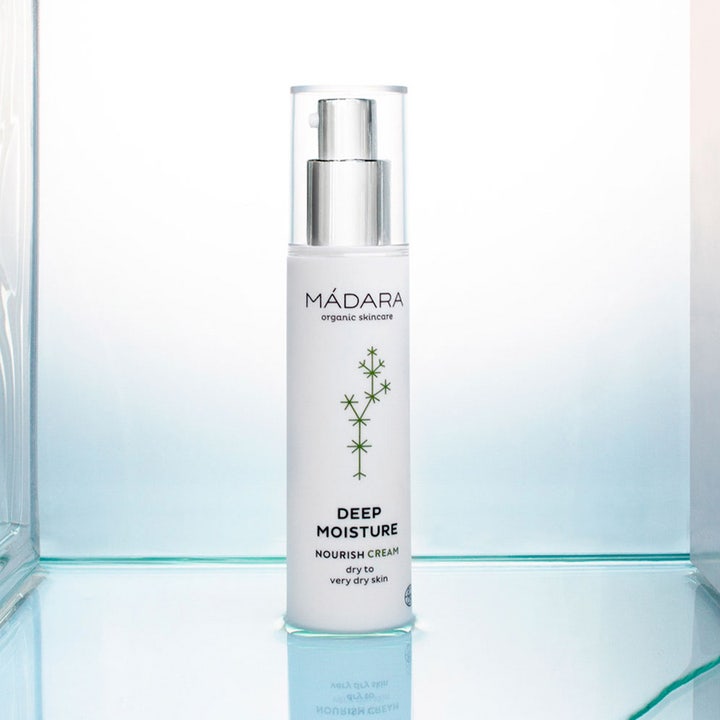 MÁDARA Deep Moisture Day cream 50 ml fugtgivende ansigtscreme i hvid pumpeflaske med sølv og gennemsigtigt låg