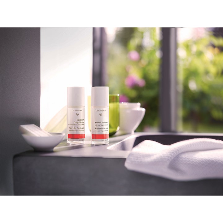 Dr. Hauschka Sage Deodorant 50 ml i glasflaske giver friskhed i en harmonisk badeværelsesindretning