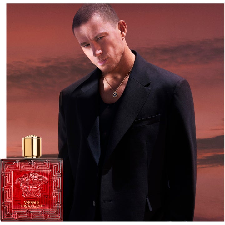 Versace Eros Flame Pour Homme 100 ml herreduft viser en mand i sort jakke mod en stemningsfuld rød solnedgang