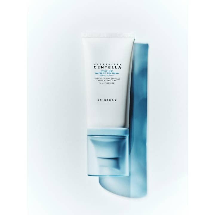SKIN1004 Madagascar Centella Sun Serum 50 ml fugtgivende solcreme i hvid tube med lyseblåt gennemsigtigt låg