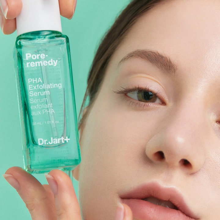 Dr.Jart+ Pore-remedy PHA Exfoliating Serum 30 ml holdes op foran ansigtet af en model