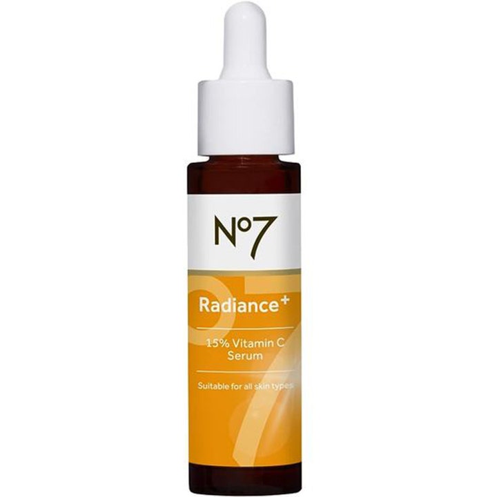 No7 Radiance+ 15% Vitamin C Serum glødgivende ansigtsserum i mørk glasflaske med hvid pipette og orange etiket