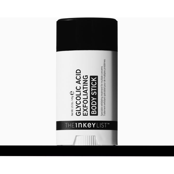 The INKEY List Glycolic Acid Exfoliating Body Stick 45 g mod ujævn hud i hvid emballage og æske
