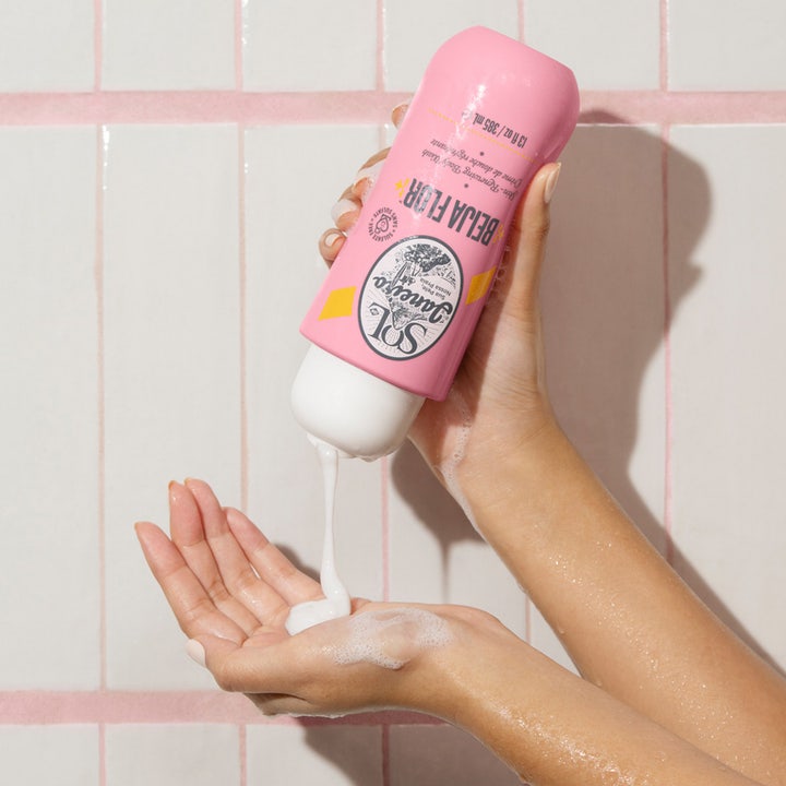 Sol de Janeiro Beija Flor Skin-Renewing Body Wash 385 ml fugtgivende showergel med cremet konsistens fra lyserød flaske