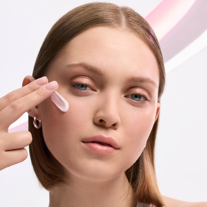Lancôme Advanced Hydrazen Gel Cream 50 ml fugtgivende dagcreme i en let lyserød geltekstur påføres på kinden.