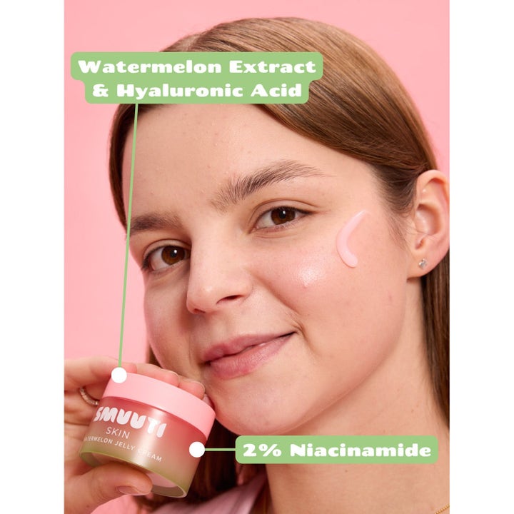 Smuuti Skin Watermelon Set fugtgivende ansigtscreme med vandmelonekstrakt og 2% niacinamid vist som pink gelé på kinden